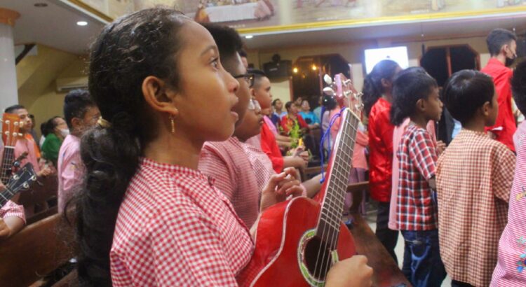 Tampilan Perdana Ukulele SMTPI Hiasi Kebaktian HUT ke-12 Gereja Syaloom